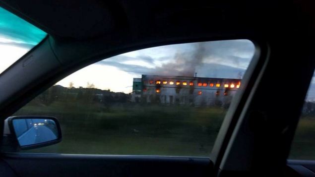 Vijon djegja e magazinës në Maminas