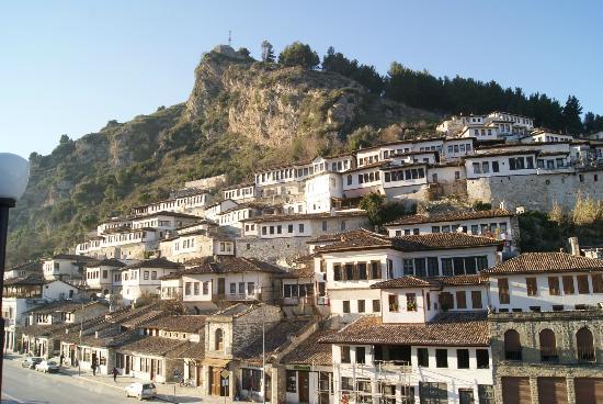 Për kanalizimet e ujërave të zeza, prishet objekti mijëravjeçar në Berat