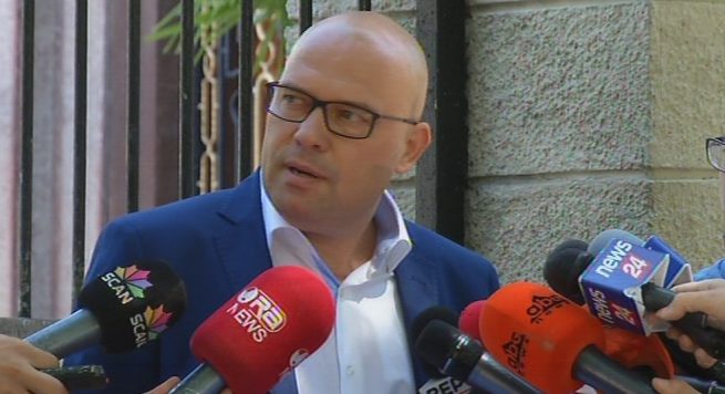 Manjani i revoltuar me Xhafën: Të tërheq ato që tha, po keqpërdor fjalët e ministrit të Drejtësisë