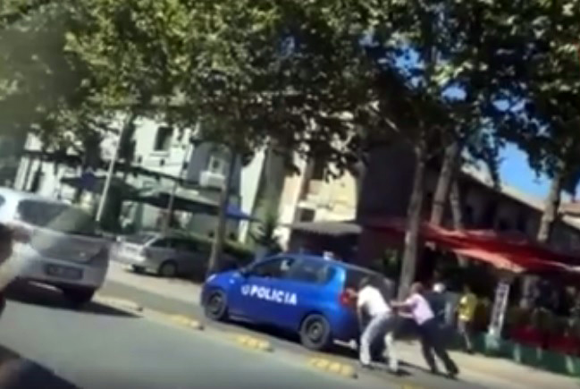 FOTO LAJM/ Makinës së policisë i mbaron taloni karburantit, policët e marrin me të shtyrë, Rama del blof