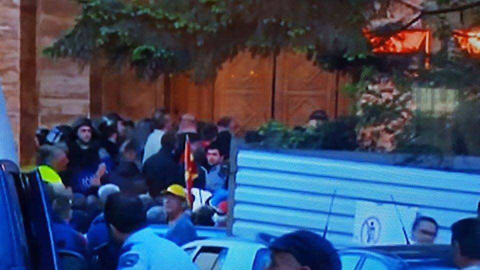 Maqedoni, vazhdon dhuna në Kuvend, Policia nuk ndërhyn