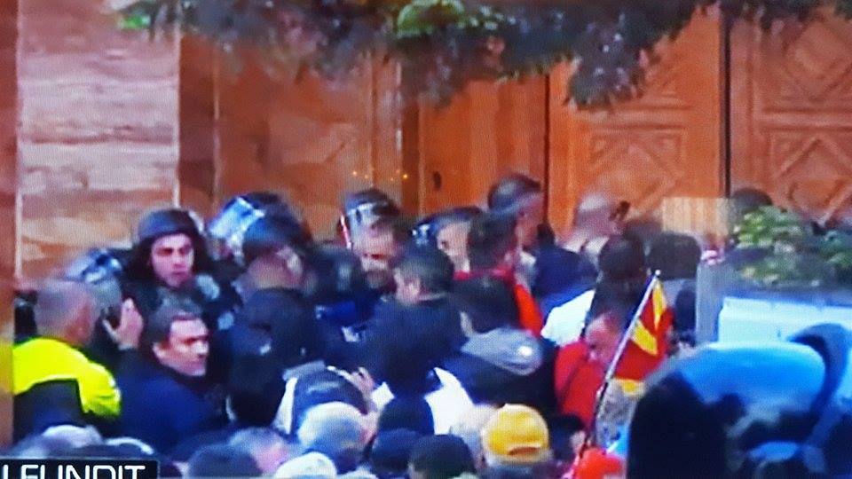 VIDEO/ Maqedoni, zgjidhet kryetari i Kuvendit Talat Xhaferi, gjendje e jashtëzakonshme në Kuvend, protestuesit i sulmojnë deputetët