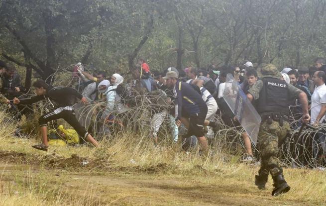 VIDEO/ Maqedoni, 2 mijë emigrantë çajnë gardhin rrethues