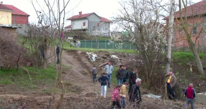 Dibër, tre fshatra përleshen me hunj e lopata për një burim uji