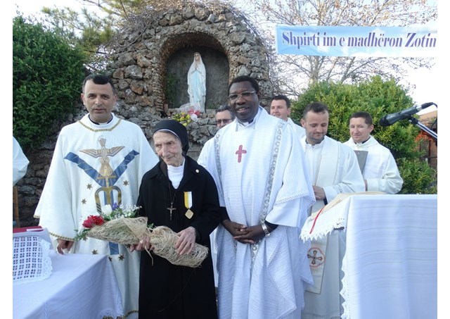 FOTO/ Papa Françesku dekoron murgeshën nga Shkodra