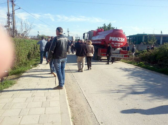 Banorët e Marinzës kryqëzojnë Lefter Kokën, ministrin nuk e shpëton justifikimi “fajin e ka Saliu”