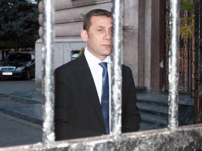 Kuvendi dërgon vendimin për Frrokun në Prokurori, policia përforcon prezencën pranë banesës së tij