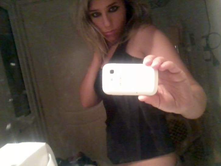 FOTO GALERI/ Ja kush është nëna që braktisi dy fëmijët dhe burrin, para se të vetëvriteshin sot në Korçë