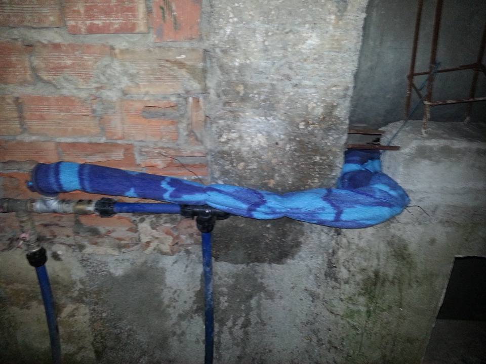 FOTO GALERI/ Zgjidhje origjinale për të ruajtur nga ngrica tubat e ujit