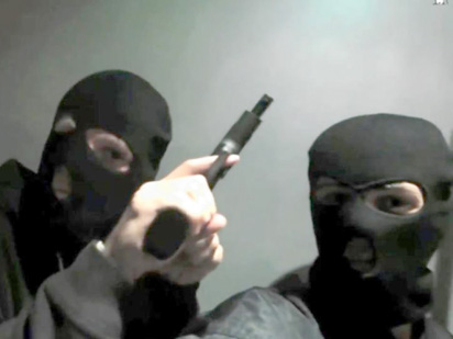 Hyjnë për të grabitur në banesë, hajdutët plagosin dy vëllezërit