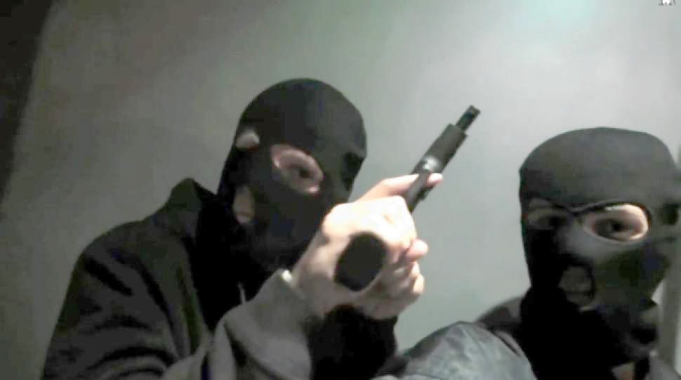 Kurbin, Maskat e armatosura në rrugë, grabisin në automjet dhe një familje