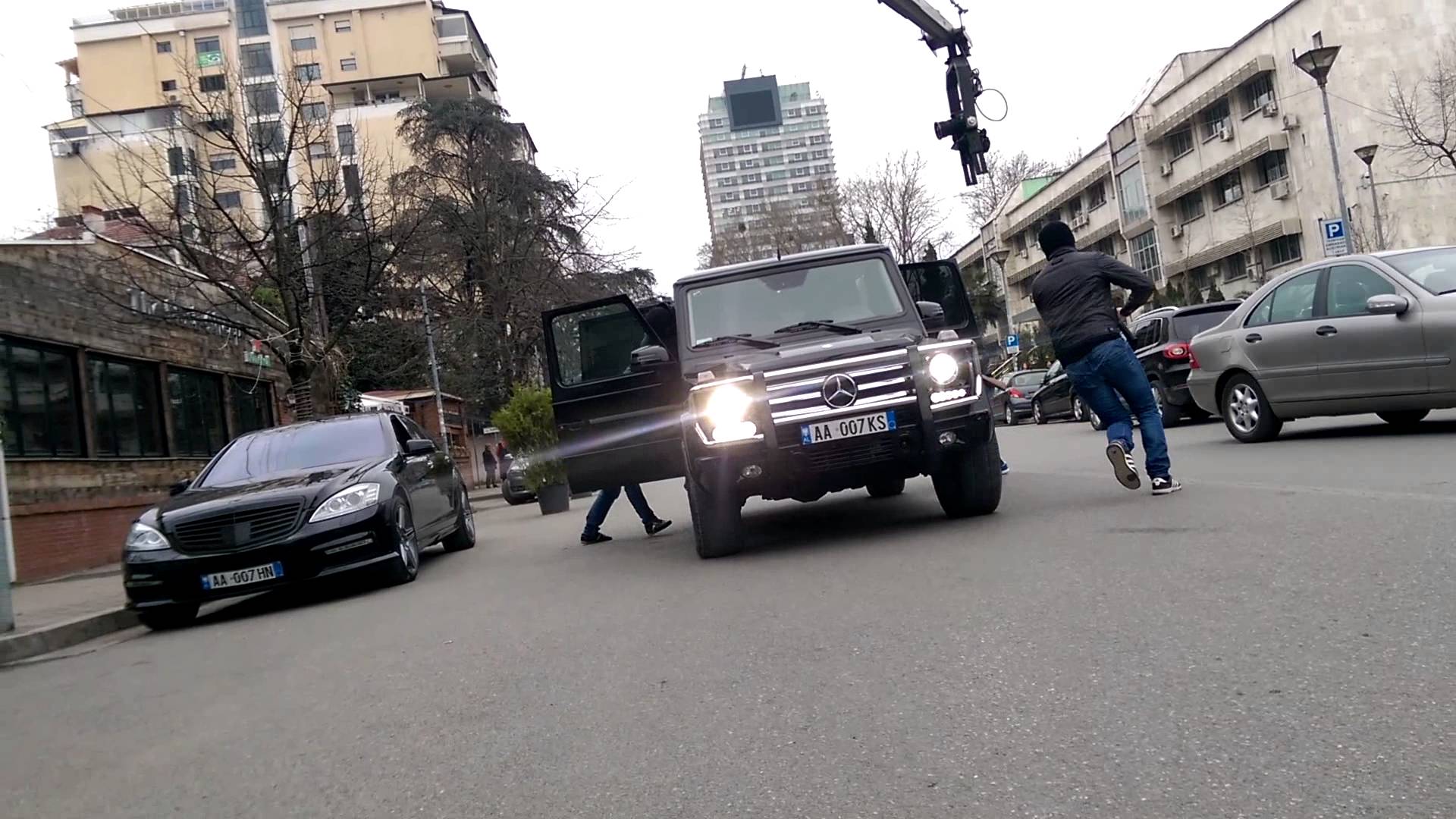 MASKAT/I grabitin 10 mijë euro në mes të Tiranës