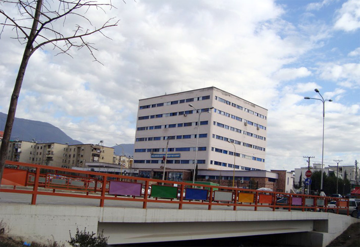 DENONCIMI/ Materniteti i ri i Tiranës jep me “koncesion” 8 vende pune për 250 mijë euro