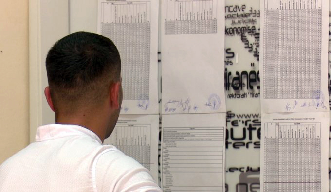 Mijëra kuoata të lira, maturantët me mesatare të lartë dhe ekselentë sërish në rrugë