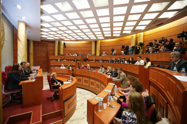 Erion Veliaj nuk e mban premtimin, mungon në mbledhjen e këshillit bashkiak