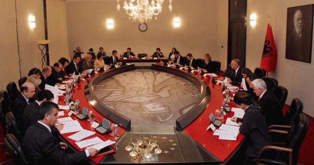 Qeveria liron nga detyra 1 zëvendësministër dhe 5 prefektë që kandidojnë në zgjedhjet lokale