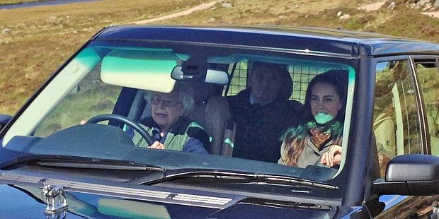 FOTO/ Mbretëresha 90-vjeçare merr timonin, shikoni kë shëtit me Range Rover