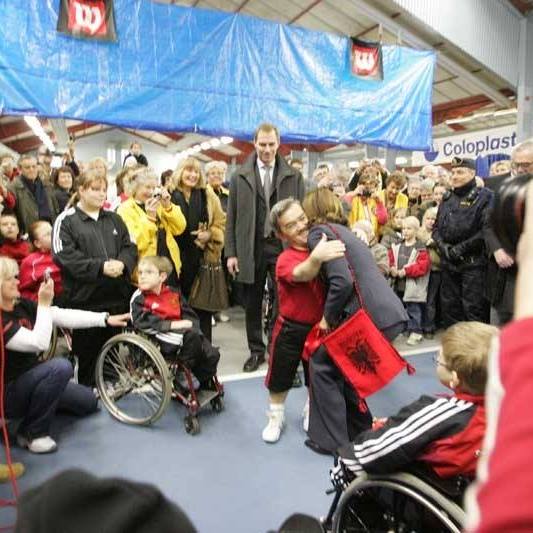 Edhe Mbretëresha e Suedisë, Silvija me shallin kuq e zi, sot në Prishtinë