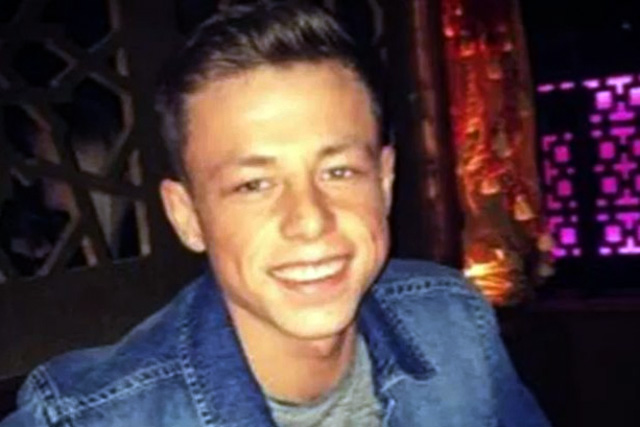 Dehet dhe bëhet tapë, i kërkon leje pronarit por harron që është e diel