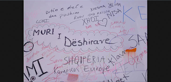 VIDEO/ Muri i dëshirave i mbushur me kërkesat dhe shpresat e maturantëve të Tiranës