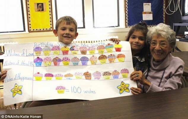 FOTO LAJM/ Mësuesja 100 vjeçe e matematikës që ende jep mësim