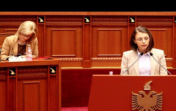 VIDEO/ Një tjetër deputete e LSI-së “i përvishet” ministres së Arsimit: Memoria e Lindita Nikollas nuk mban kaq shumë informacion