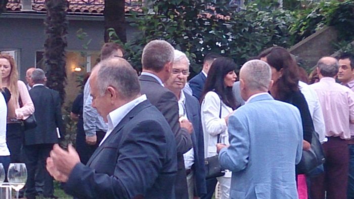 Meta i prish pushimet Meidanit e Blushit, i fton për drekë në Tiranë