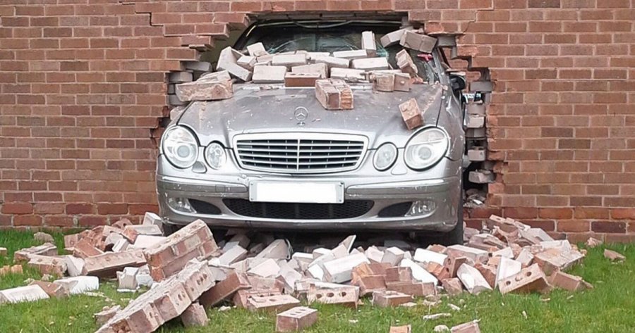 Humb jetën një i ri në Divjakë, makina përplaset me murin e një shtëpie