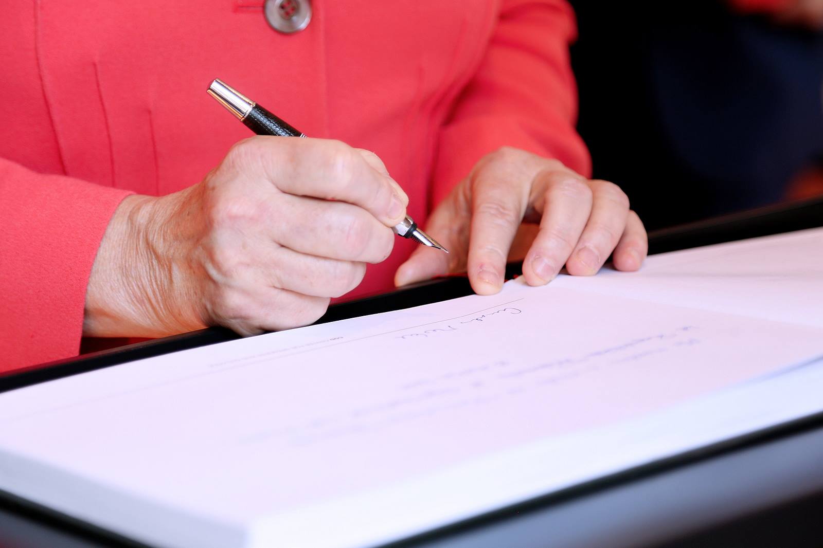 Dy pamjet e pangjashme të Merkel