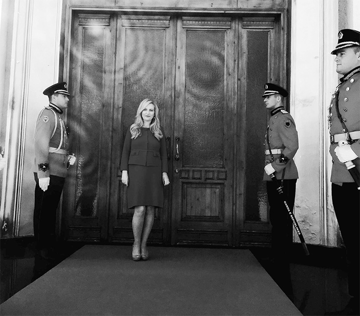 FOTO LAJM/ Gardistët “nderojnë” deputeten