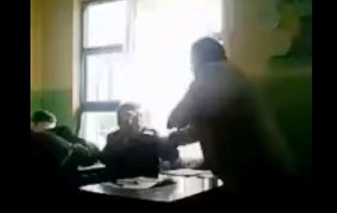 Rrahu nxënësin në orën e mësimit, arrestohet mësuesi