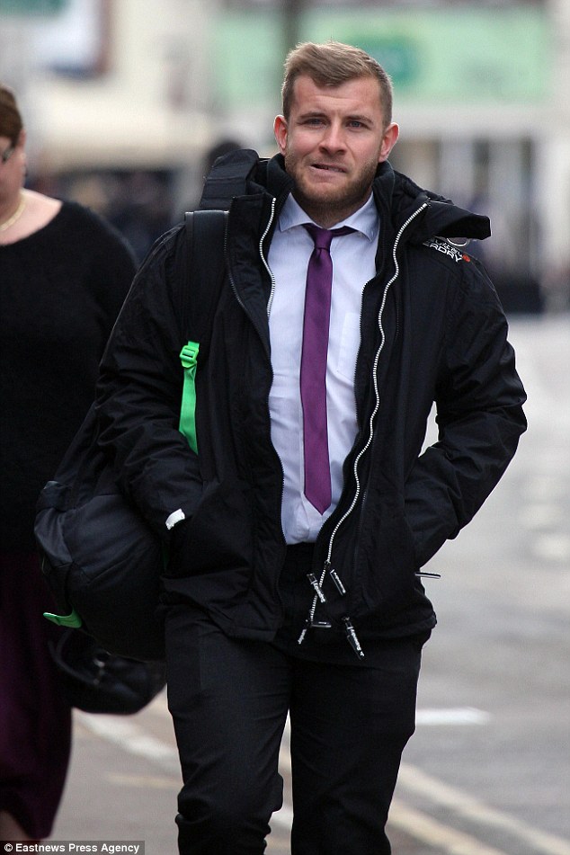 FOTO/ Mësuesi maniak, ftoi studentet për seks tresh por…