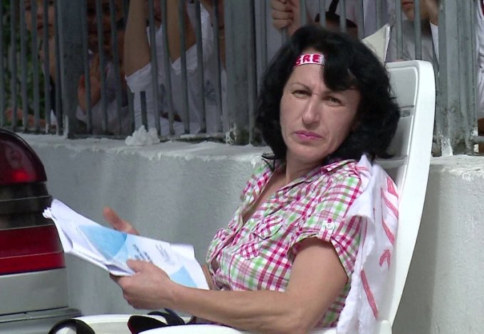 Tiranë, mësuesja e “Ali Demit” grevë urie te oborri i shkollës