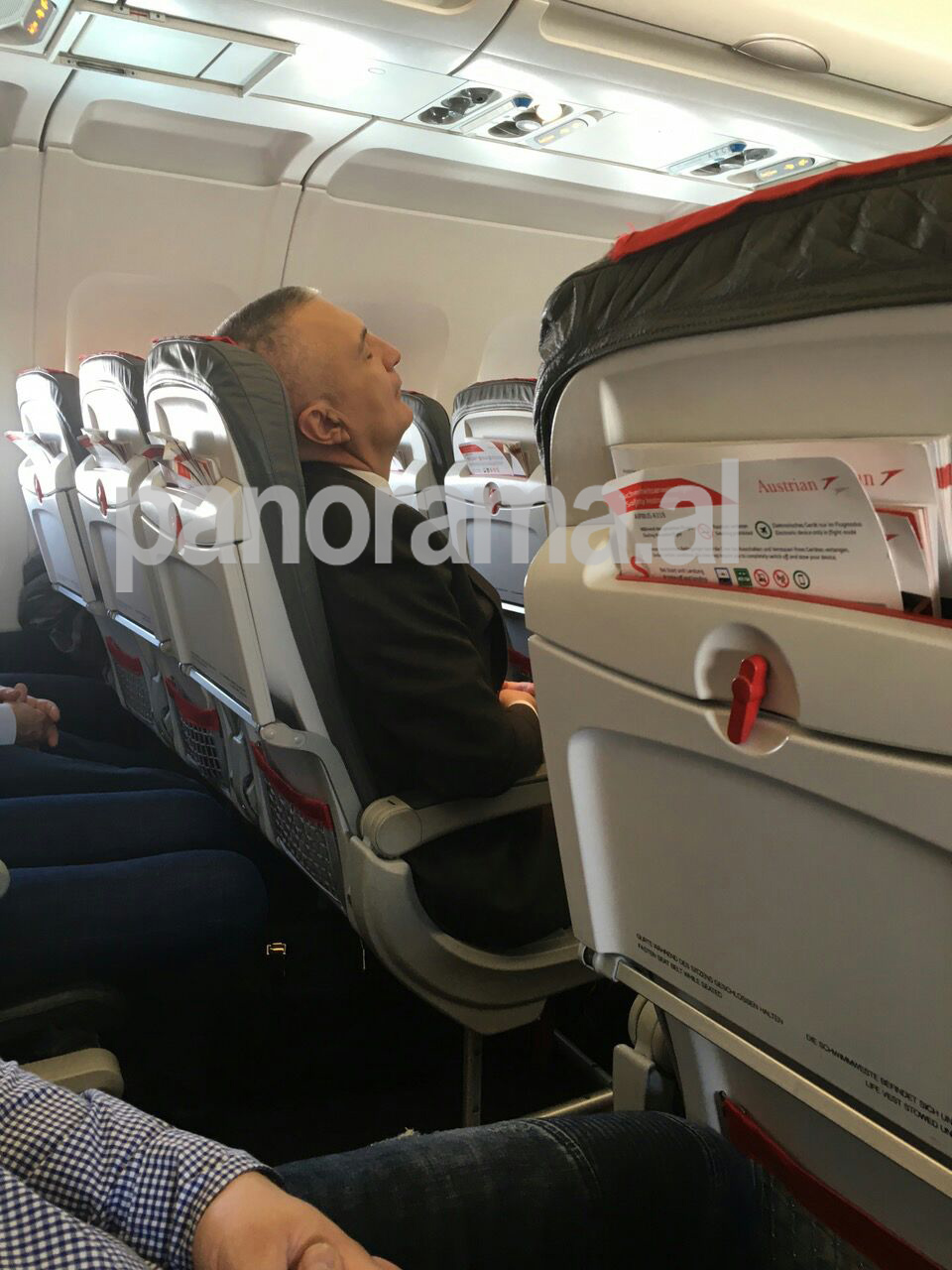 FOTOLAJM/ Pas Ramës, gjumë në avion edhe Meta
