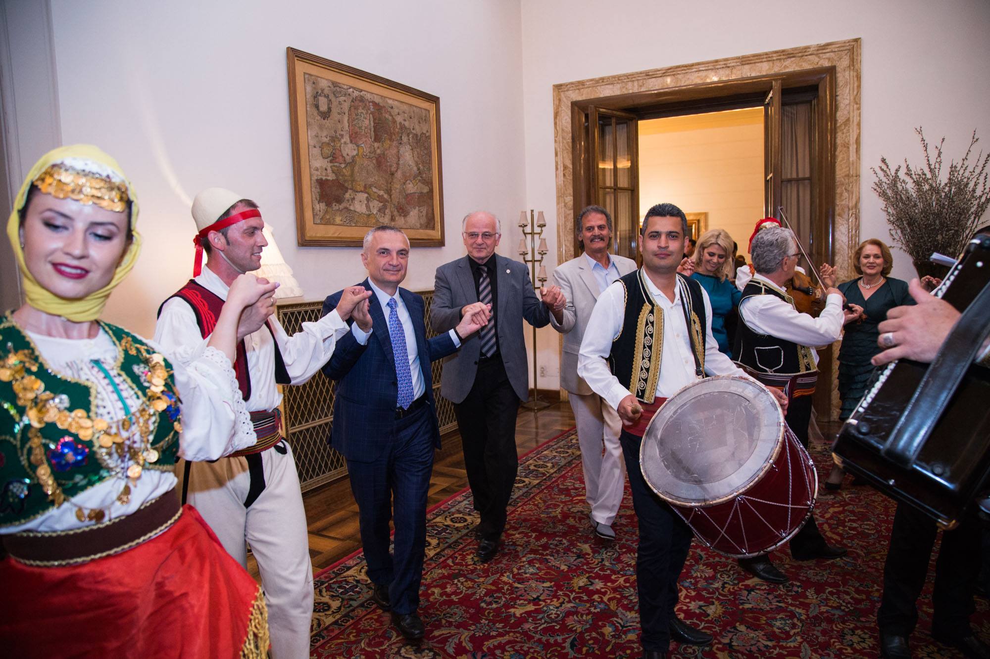 FOTO/Ilir Meta ia merr valles në zyrat e Kuvendit