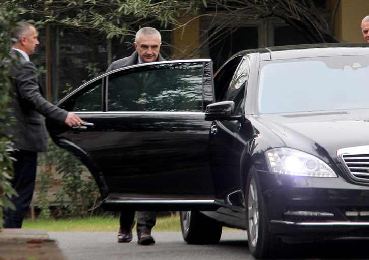 Albina Deda “kërcënon” jetën e Ilir Metës, Tahirsat e Lezhës parandalojnë “krimin”