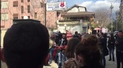 VIDEO/ “Motherfucker”, teksti dhe refreni i këngës protestë…