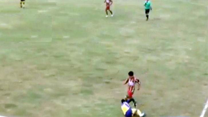 VIDEO/ Futbollisti vdes në fushë, u godit nga kundërshtari