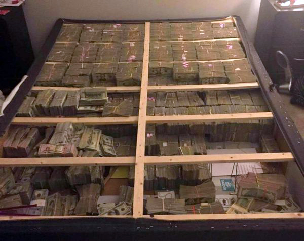 FOTO LAJM/ Policia kontroll rutinë në banesë, gjen 20 milionë dollarë poshtë dyshekut