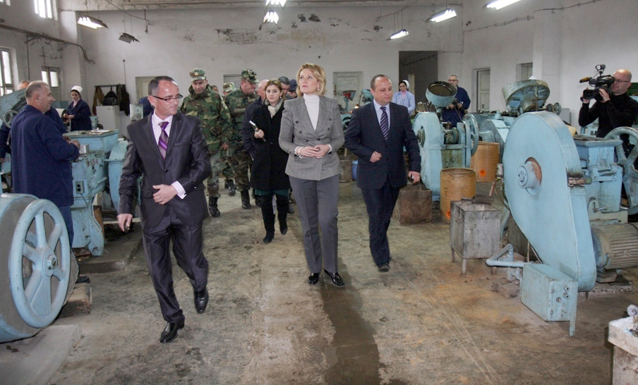 Ministrja Kodheli nuk mban premtimin, flaken në rrugë 70 punonjës të Kombinatit të Poliçanit