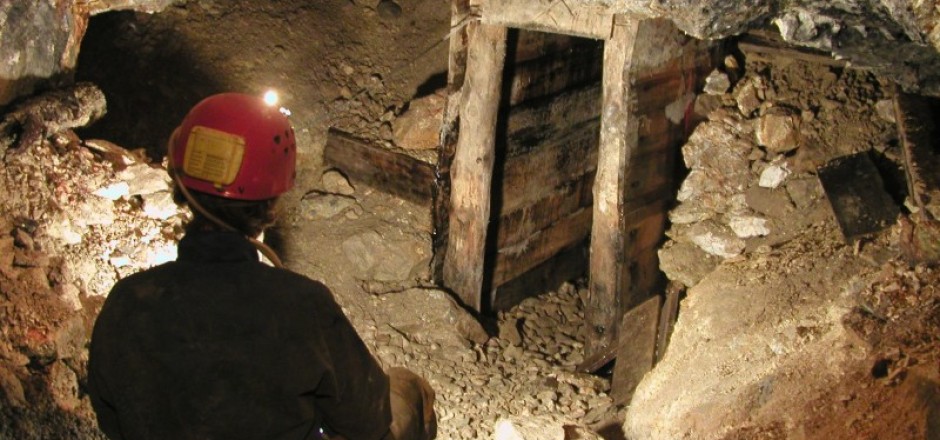 Vdesin dy minatorë kushërinj në minierën e Selishtës në Peshkopi, i zë poshtë masivi i dheut