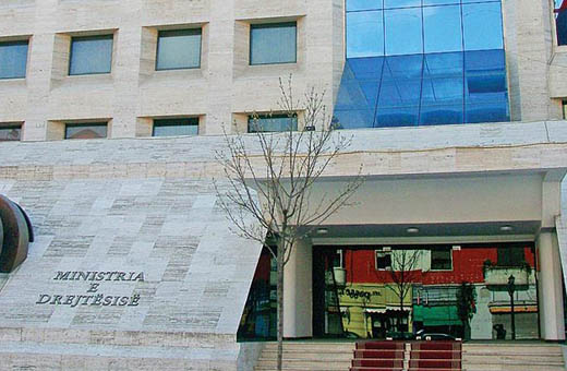 Tirane, policia arreston përmbaruesin për shpërdorim detyre