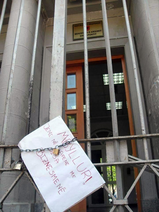 Vijon protesta, studentët “lyejnë” me vezë Ministrinë e Arsimit