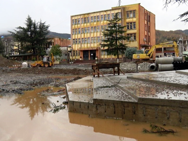 FOTO & DENONCIMI/ Fshatrat e Mirditës të izoluara, Edi Rama jep 1.7 milionë euro për fasadat e qendrës