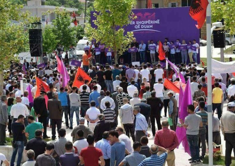 FOTO/ Rama braktiset sot nga qytetarët në Vlorë, ja sa njerëz ka në miting