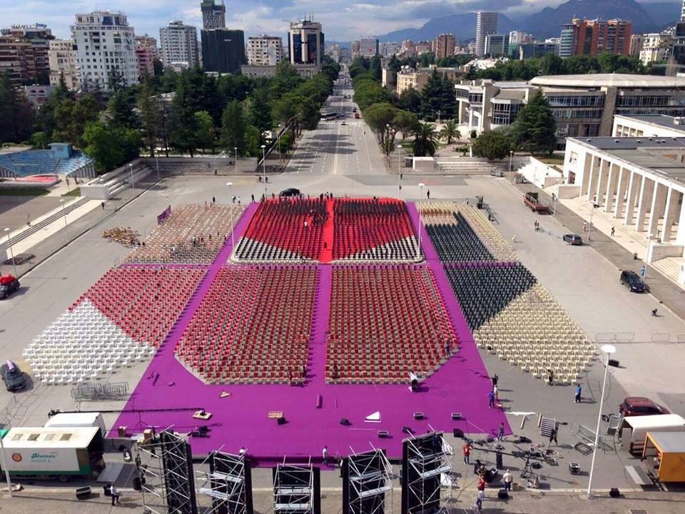 Kjo eshte skena e mitingut të PS në Tiranë. Majko ironizon: E kemi bërë mitingun sikur po presim Papën