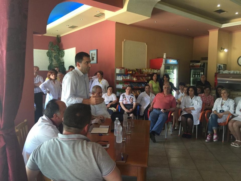 Kandidati i PS ne Librazhd, miting me mjekët në orarin e punës