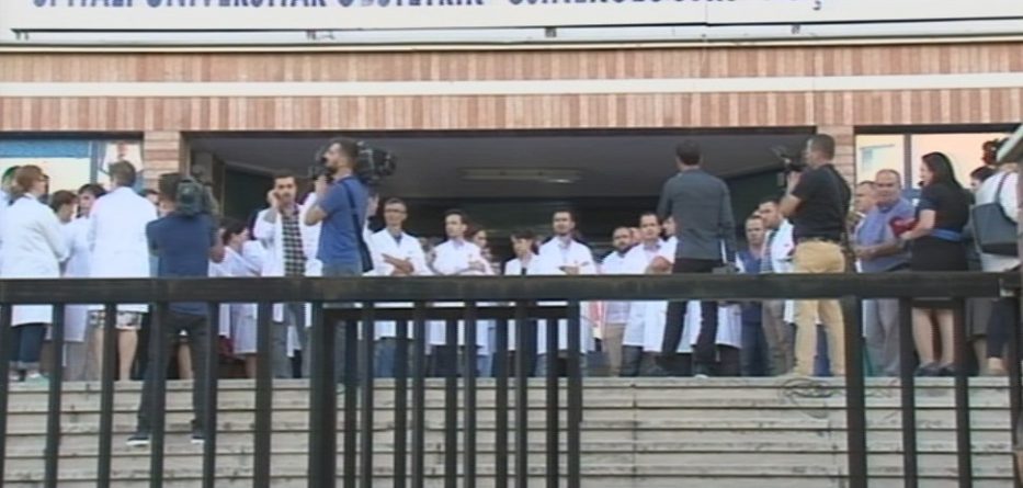 Vdekja e nënës dhe foshnjës në maternitet, mjekët në protestë kundër arrestimit të kolegëve