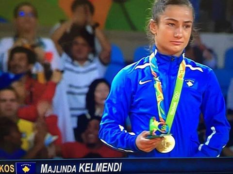 VIDEO – RIO 2016/ Kurorëzimi me medalje, Majlinda Kelmendi ngre flamurin dhe bën që himni i Kosovës të këndohet në Olimpiadë