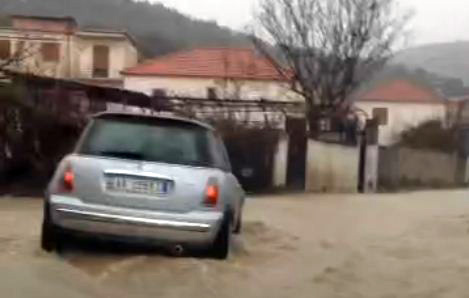 VIDEO 2/ Sakrifica, nxënësit e makinat “çajnë” rrugët me shi në Elbasan